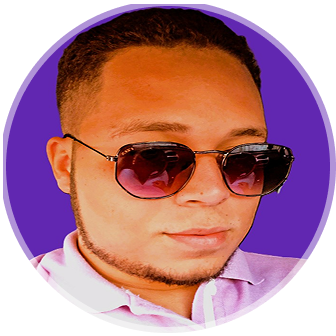 Foto de Kaique usando óculos levemente escuros cor bege, com fundo de cor 0roxo.
